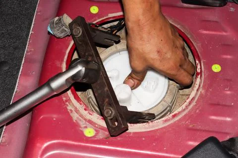 Replace the gasoline filter 스톡 사진