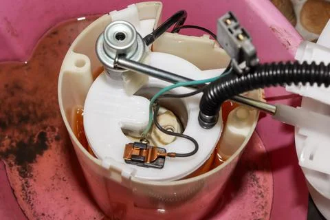 Replace the gasoline filter Stockfoto's