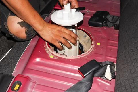 Replace the gasoline filter 스톡 사진