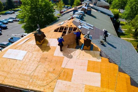 Replace old asphalt bitumen shingles on a house roof in order to repair roof Foto stock