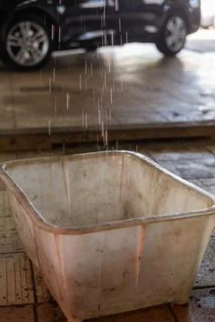 Replacement of antifreeze in the engine cooling system. Foto stock