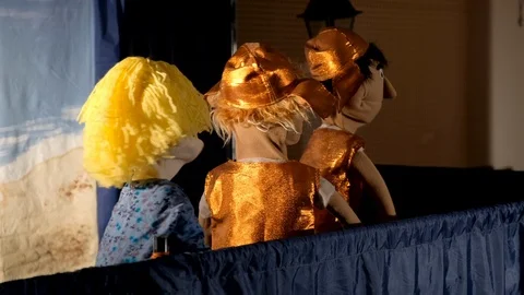 Replacement of dolls characters during the show of puppet theater Video stock 113811588