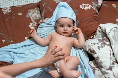 Replacement, dressing a diaper. Foto stock