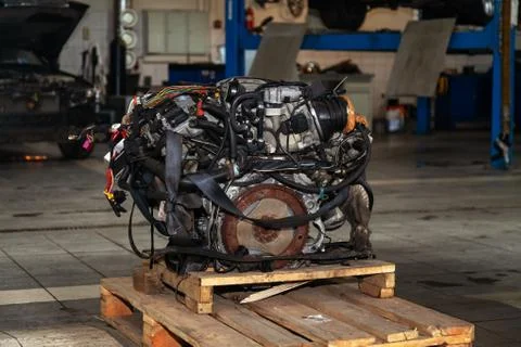 Replacement engine used on a pallet mounted for installation on a car after a Stock Photos