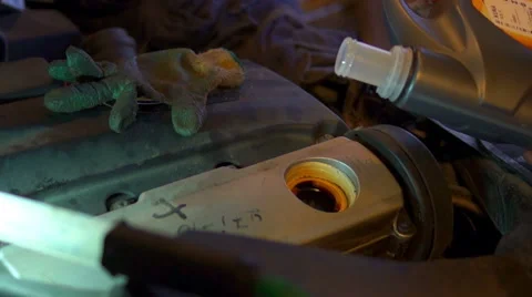 Replacement of oil in the car (1) Stock-Footage 48631082