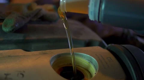 Replacement of oil in the car (2) 库存影片 48631075