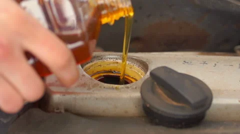 Replacement of oil in the car (4) Video stock 48631074