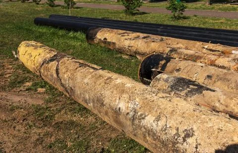 Replacement of old rusted broken metal water pipes with modern plastic pipes. Foto stock