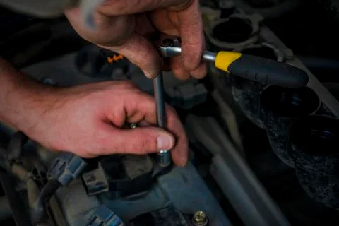 Replacement of spark plugs in the car. Hands of the master. Фото