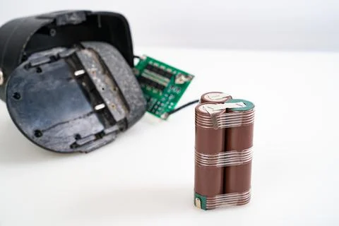 Replacing the battery pack in the screwdriver with new ones. battery assembly Stock Photos
