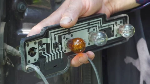 Replacing a bulb in a car tail light Vidéo 348027760