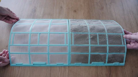 Replacing dirty dusty air conditioner filter with a new clean mesh. 库存影片 343960022