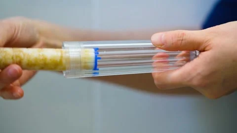 Replacing a dirty water filter with aclean one in the shower room Vídeo Stock 339251273