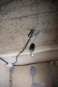 Replacing the electric lamp on the ceiling Foto stock
