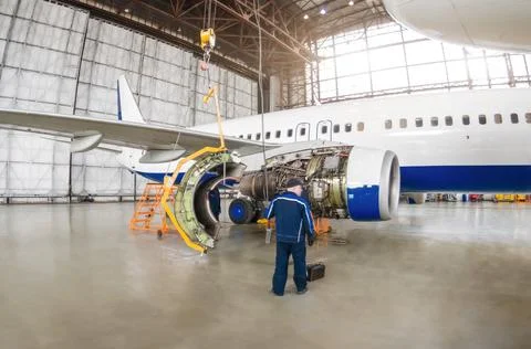 Replacing the engine on the airplane, working worker, mechanic, specialist. C Foto stock