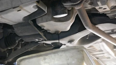 Replacing engine oil in garage Stock-Footage 133559139