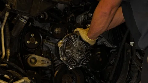Replacing fan on large diesel engine. Stock-Footage 102297809