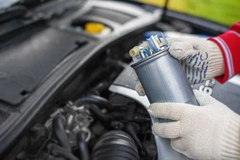 Replacing the fuel filter of car. Foto stock