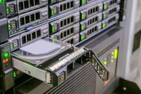 Replacing a hard drive in a powerful web server. Many disk drives are in the  库存照片