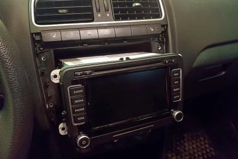 Replacing the multimedia head unit in the car for repair. Improvement of the  스톡 사진