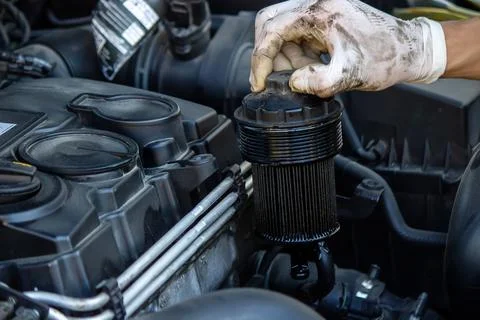 Replacing the oil filter on the car. Foto stock