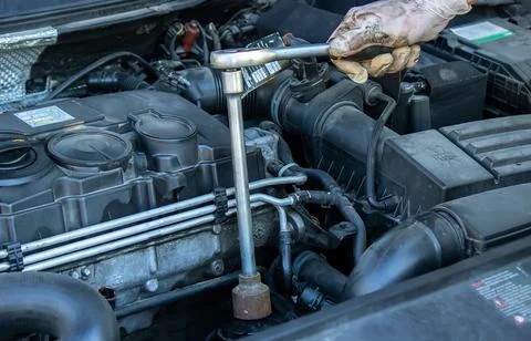 Replacing the oil filter on the car. 스톡 사진