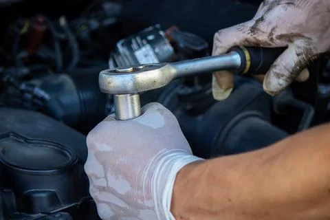 Replacing the oil filter on the car. 스톡 사진