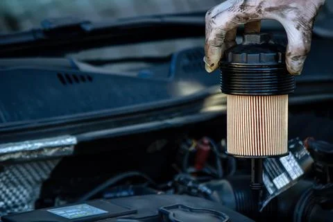 Replacing the oil filter on the car. Foto stock