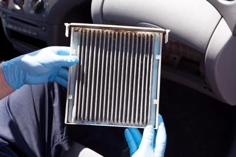 Replacing the old cabin air filter Foto stock