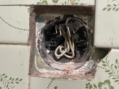 Replacing old flush mounted electrical outlets 库存照片