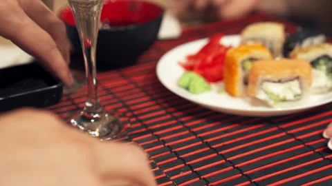 Replacing red soy sauce dish with black bowl at sushi restaurant. Stock Footage 345447702