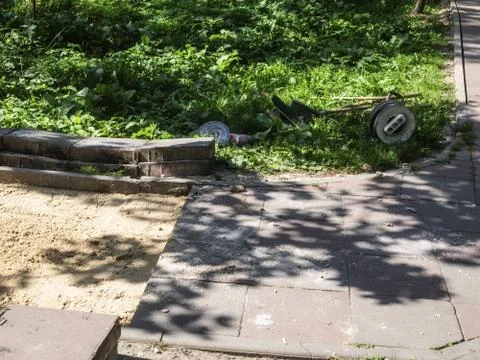 Replacing tiles on the path in the Park in the summer Stock-Fotos