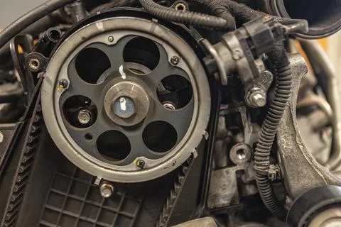 Replacing the Timing Belt 스톡 사진