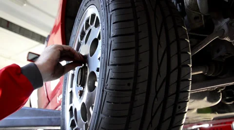 Replacing a tire 스톡 동영상 32116645