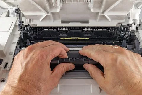 Replacing used toner in the printer Foto stock