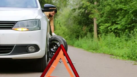Replacing the wheel on his car. Video stock 246692790
