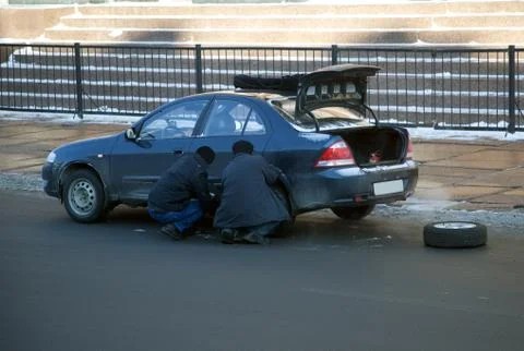 Replacing the wheels of a car on the road Foto stock