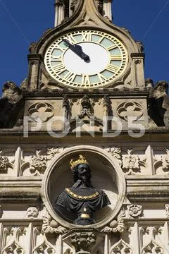 Replica bust of Charles I on Chichester city market Cross Stock Photos