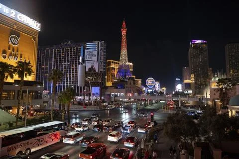 Replica of Eiffel tower seen from road in Las Vegas city at night Foto stock