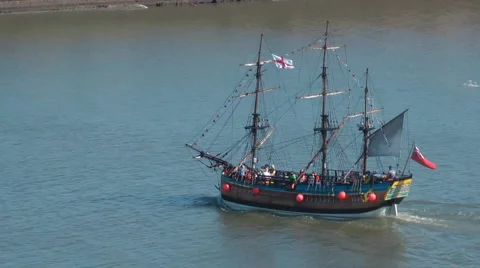 Replica of explorer Captain James Cook's ship Endeavour sails Whitby harbour 動画素材 2923632