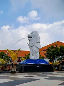 Replica of Singapore white lion statue, in the city park of Madiun Indonesia  Stock-Fotos