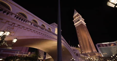 The replicas of St. Mark's Campanile and Rialto Bridge at the Venetian, Las Stockbeeldmateriaal 250703175