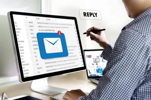 Reply the message email on computer Businessman is working to important remin 스톡 사진