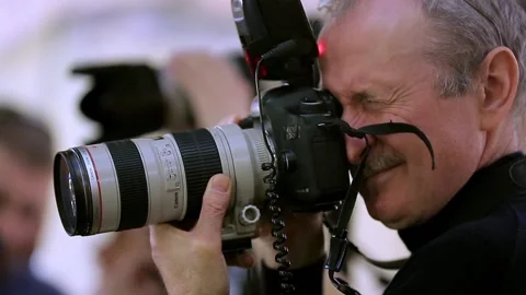 Reportage photographer at work 库存影片 106417934