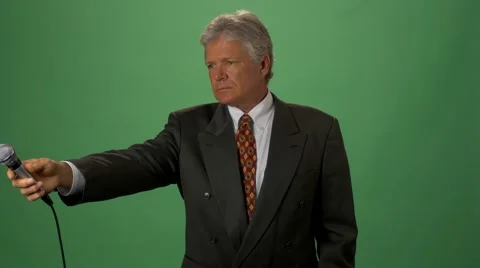 REPORTER DOING INTERVIEW GREENSCREEN 4K Video stock 41065738