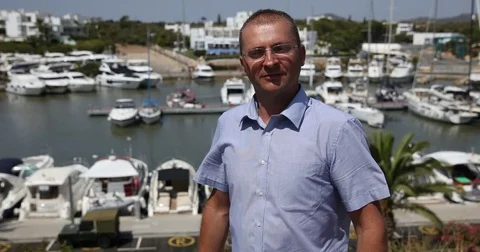 Reporter Man Talking Look Camera Invite People to Visit Harbor Downtown Centre Video stock 80078091