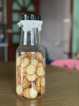 Repurposed Plastic Bottle Used For Round Cracker Snack Storage Foto stock