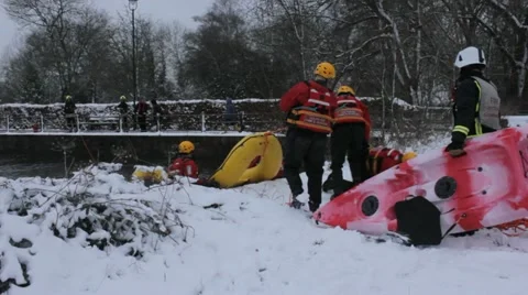 Rescue team leave river Video stock 20471842