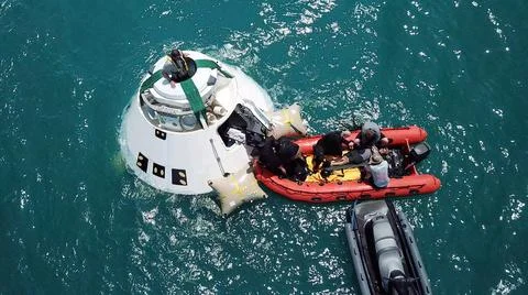 Rescue team members are using a Boeing CST-100 Starliner training capsule t.. Foto stock