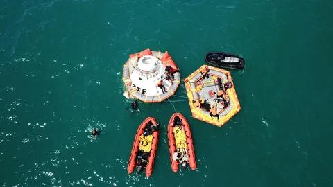 Rescue team members are using a Boeing CST-100 Starliner training capsule t.. Foto stock